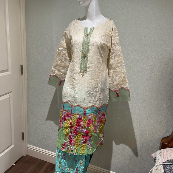 Pakistani dress - Picture 3 of 10